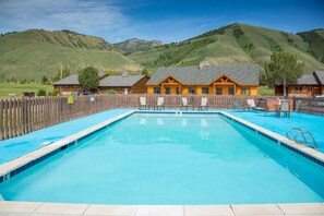 A heated pool - 11) Double Queen Condo with kitchenette - The Mountain Inn (Afton)