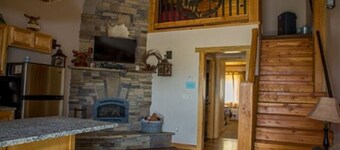 18) 1 BEDROOM WITH LOFT CONDOS - 3 QUEENS- The Mountain Inn