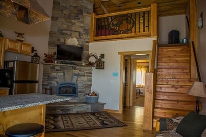 15) 1 BEDROOM WITH LOFT CONDOS - 3 QUEENS- The Mountain Inn