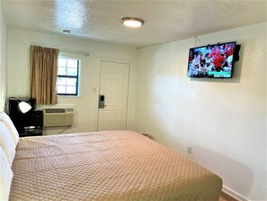 Desk, laptop workspace, free WiFi, bed sheets - Budget Inn Giddings by Mukhi Hotels (Giddings)