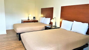 Habitación estándar, 2 camas matrimoniales, para no fumadores | Escritorio, espacio para trabajar con laptop y wifi gratis