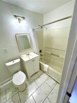 Ducha y bañera combinadas y artículos de higiene personal gratuitos