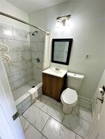 Habitación estándar, 2 camas dobles, no fumadores | Baño | Ducha y bañera combinadas y artículos de higiene personal gratuitos
