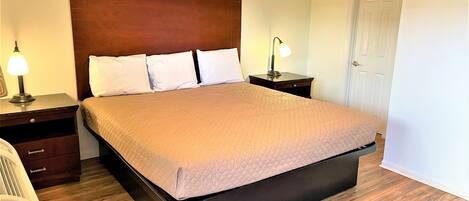 Standardrum - 1 kingsize-säng - icke-rökare | Skrivbord, arbetsyta för laptop, gratis wi-fi och sängkläder