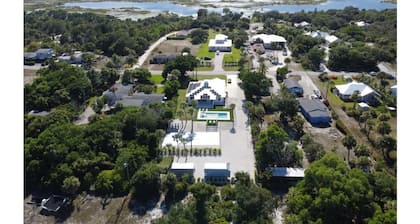 Containing Luxury in Jensen Beach-Starfish