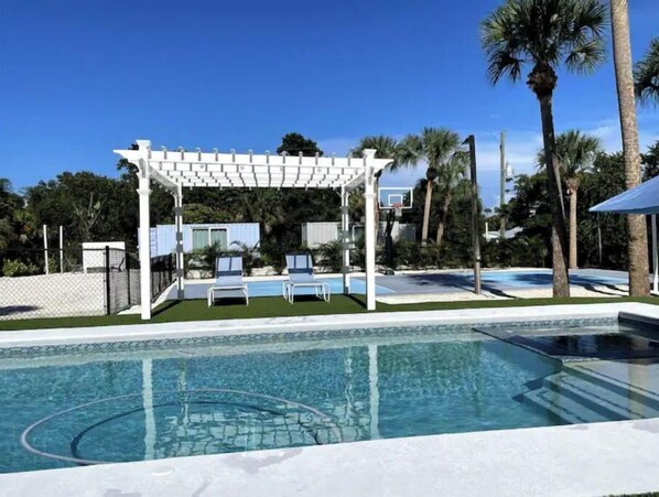 Una piscina al aire libre