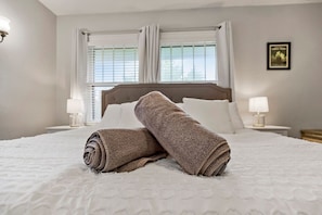 4 slaapkamers, een bureau, een strijkplank/strijkijzer, reisbedje