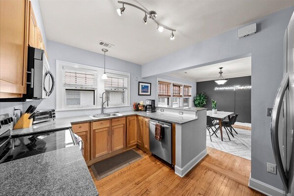 Frigorifero, microonde, forno, piano cottura