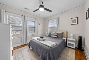 4 bedrooms, desk, iron/ironing board, travel cot - Modern Kansas City Retreat on The Plaza (Kansas City)