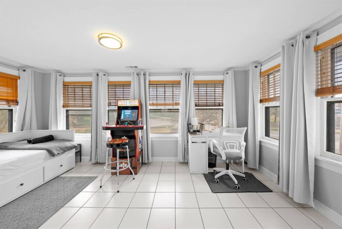 4 soverom, skrivebord, strykejern/-brett og reiseseng for barn