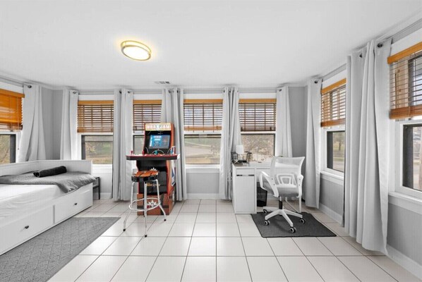 3 habitaciones, escritorio y tabla de planchar con plancha 