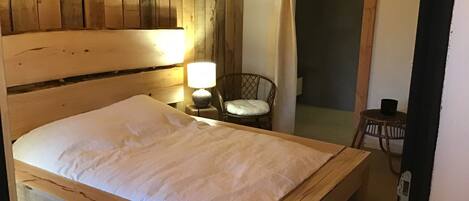 4 slaapkamers, een strijkplank/strijkijzer, reisbedje, gratis wifi