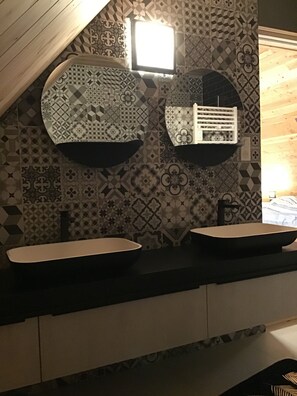 Bathtub, hair dryer, towels, toilet paper - Cottage of memories (Cézens)