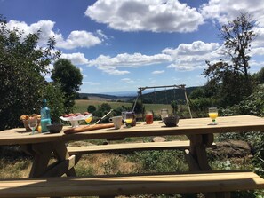 Outdoor dining - Cottage of memories (Cézens)