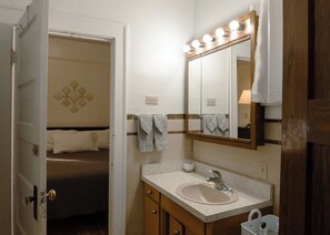 Ducha y bañera combinadas, toallas, jabón y papel higiénico