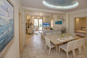 Een televisie en een open haard