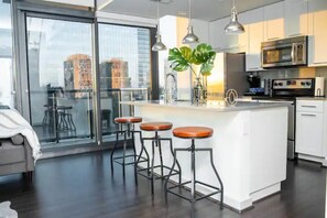 Microwave, oven, dishwasher, cookware/dishes/utensils