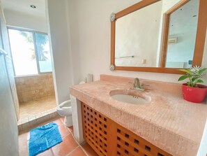 Family Room | Bilik Mandi | Kelengkapan dandanan diri percuma 