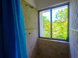 Economy Quadruple Room | Bathroom | Free toiletries - Punta Me Beach Suites (Cancun)