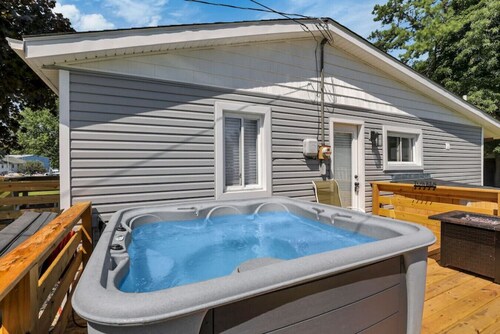 Sows on Sixth: Walking Distance to Buckeye lake Marina