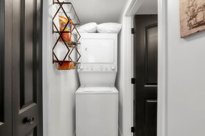 Interior - Sows on Sixth: Walking Distance to Buckeye lake Marina (Millersport)