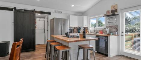 Réfrigérateur, four à micro-ondes, un four, surface de cuisson