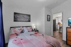 3 makuuhuonetta, työpöytä, silitysrauta/-lauta, vauvan matkasänky