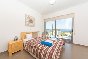 3 soverom, safe på rommet, skrivebord og strykejern/-brett