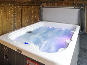 Indoor spa tub