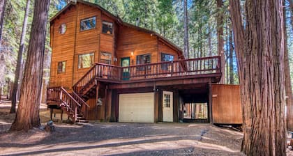 PRIVATE HOT TUB + WALK TO SNOWSHOE LAKE W/FREE ACCESS