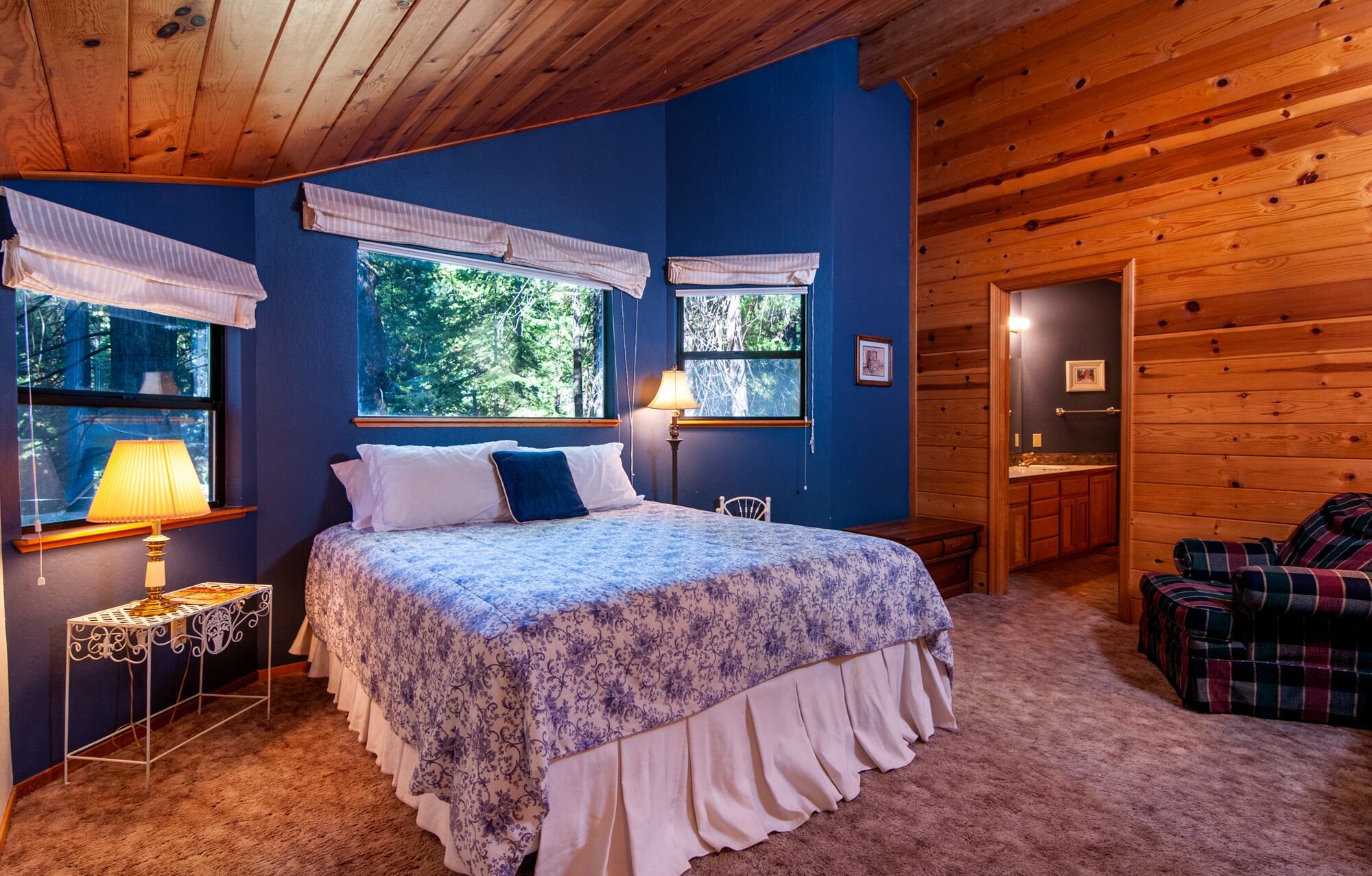 4 bedrooms, desk, WiFi, bed sheets