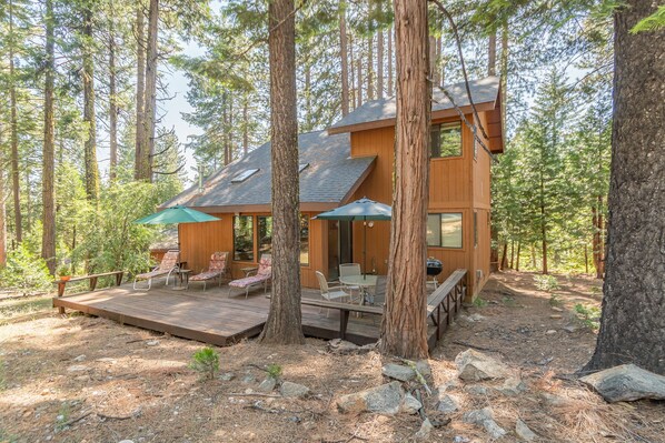 Outdoor dining - LOCATED IN DORRINGTON - CLOSE TO BEAR VALLEY SKI RESORT! (Dorrington)