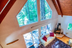 Televisión y chimenea 