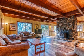 TV, fireplace, foosball, table tennis - As Far As We Go - Walking Distance to Fly-In Lake! (Arnold)