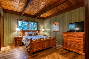 4 bedrooms, desk, WiFi, bed sheets - As Far As We Go - Walking Distance to Fly-In Lake! (Arnold)