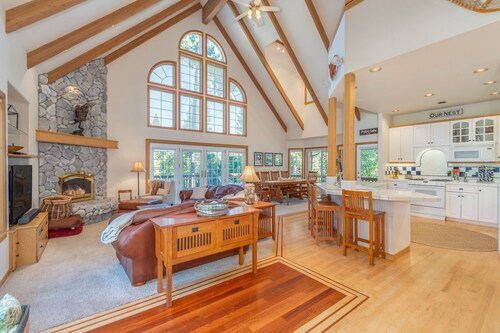 Bear House - Walking Distance to Snowflake Lodge, Pool,Lake and Recreation!