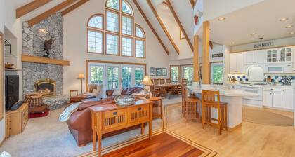 Bear House - Walking Distance to Snowflake Lodge, Pool,Lake and Recreation!