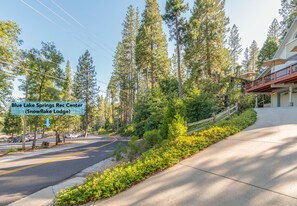 Una carretera que lleva a un albergue con un letrero de Blue Lake Springs Rec Center (Snowflake Lodge).