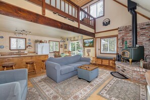 Televisión, chimenea y reproductor de DVD 