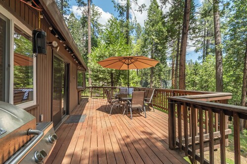 Blue Lake Springs Cabin, Sleeps 10-12 People