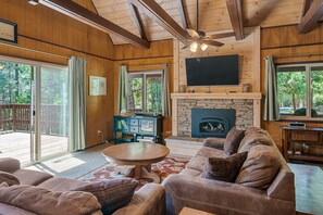 TV, table tennis - Cabin in Blue Lake Springs & Steps Away From Fly-In Lake (Arnold)