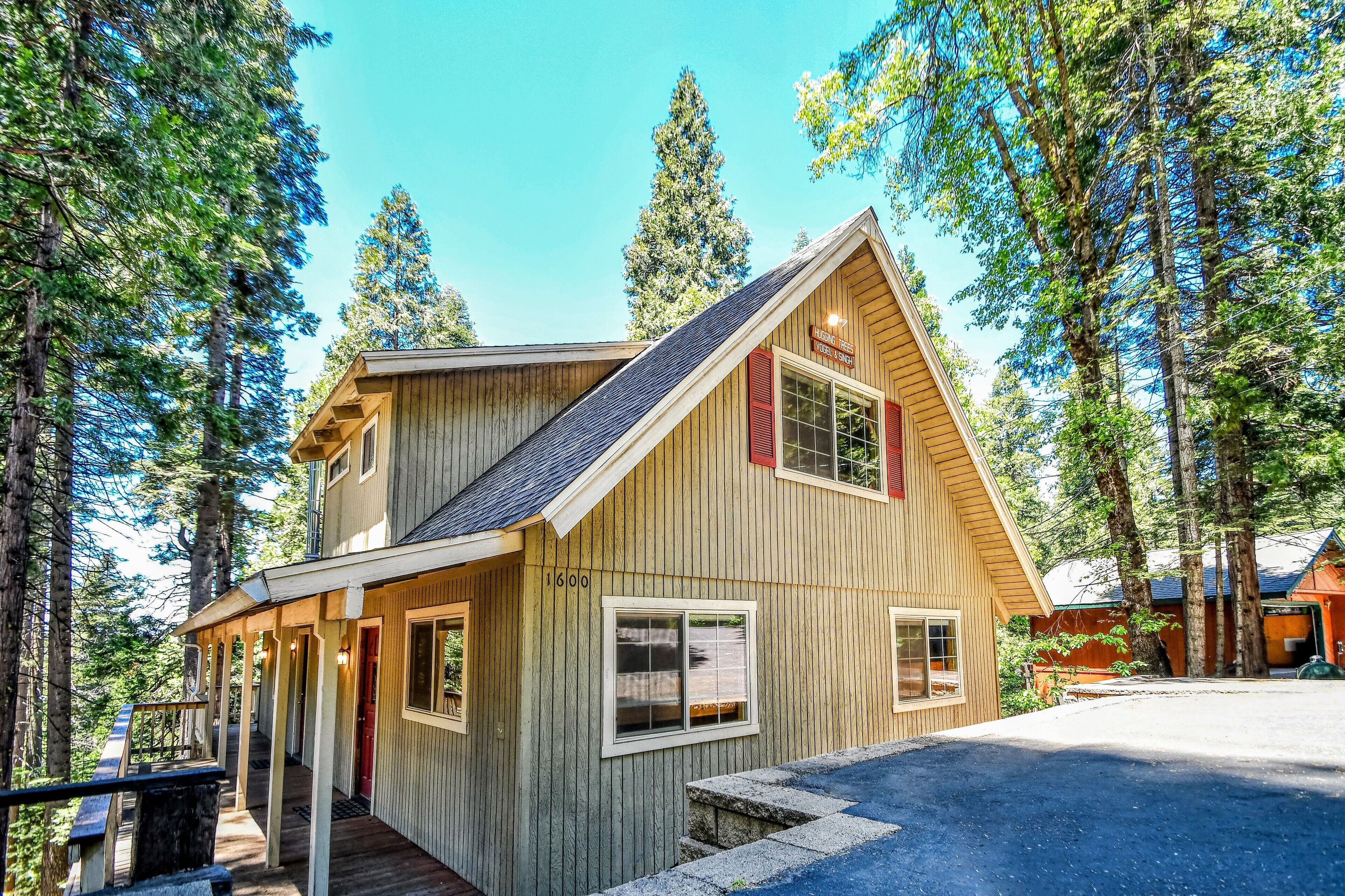 HUGGING TREES - 4 BEDROOM 2 full, 2 half  BATH WITH GAME ROOM, SLEEPS 12