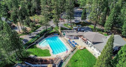 HUGGING TREES - 4 BEDROOM 2 full, 2 half BATH WITH GAME ROOM, SLEEPS 12