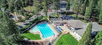 HUGGING TREES - 4 BEDROOM 2 full, 2 half BATH WITH GAME ROOM, SLEEPS 12