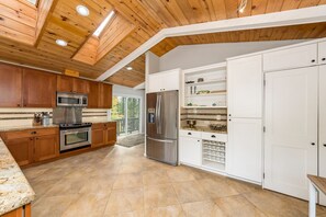 Fridge, microwave, oven, stovetop - KELLY CABIN - 4 BEDROOM 3 BATH WITH PRIVATE HOT TUB! (Arnold)