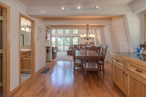 Dining - Lazy Bear Lair - Prime Location in Blue Lake Springs with Air Conditioning! (Arnold)