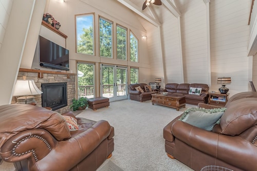 Lazy Bear Lair - Prime Location in Blue Lake Springs with Air Conditioning!