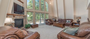 Lazy Bear Lair - Prime Location in Blue Lake Springs with Air Conditioning!
