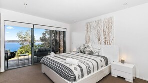 5 bedrooms, iron/ironing board, free WiFi, bed sheets - Bannisters Beach House (Mollymook Beach)