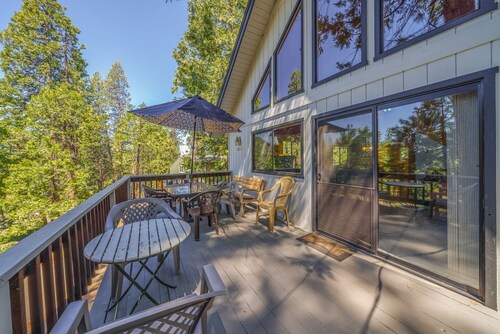 NAUGHTY PINES - PET FRIENDLY CABIN STEPS AWAY FROM HIKING TRAILS
